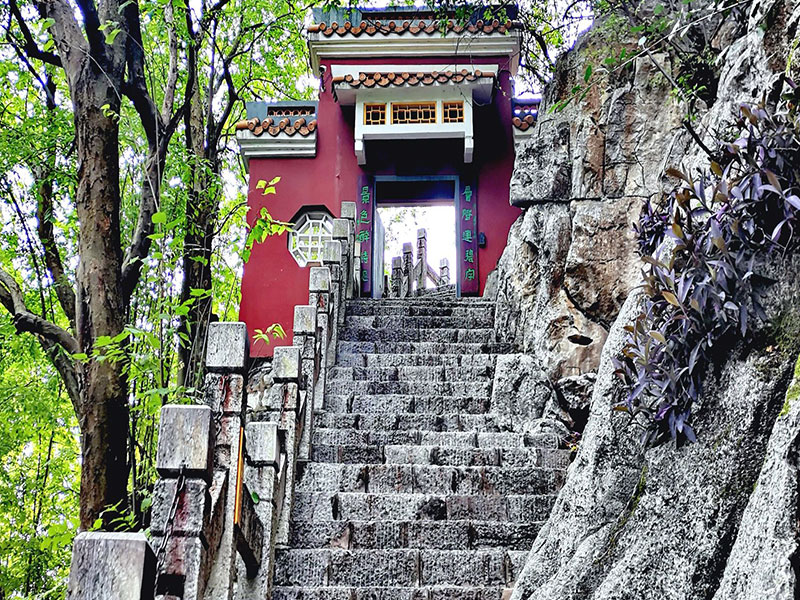 Guilin Solitary Beauty Peak in Jingjiang Prince City Duxiu Feng